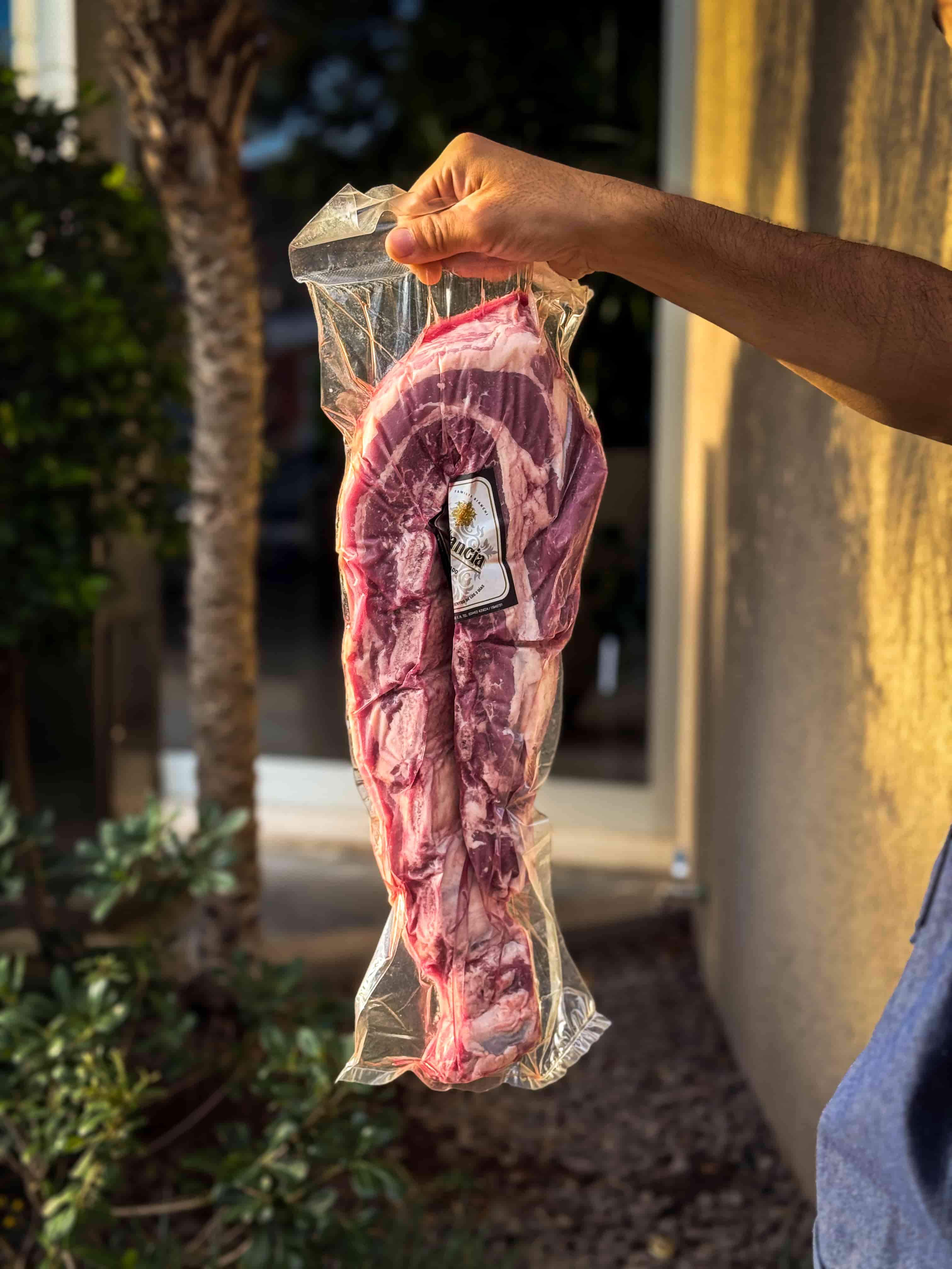 Cortes vacunos para la parrilla de La Estancia Black listos sobre las brasas