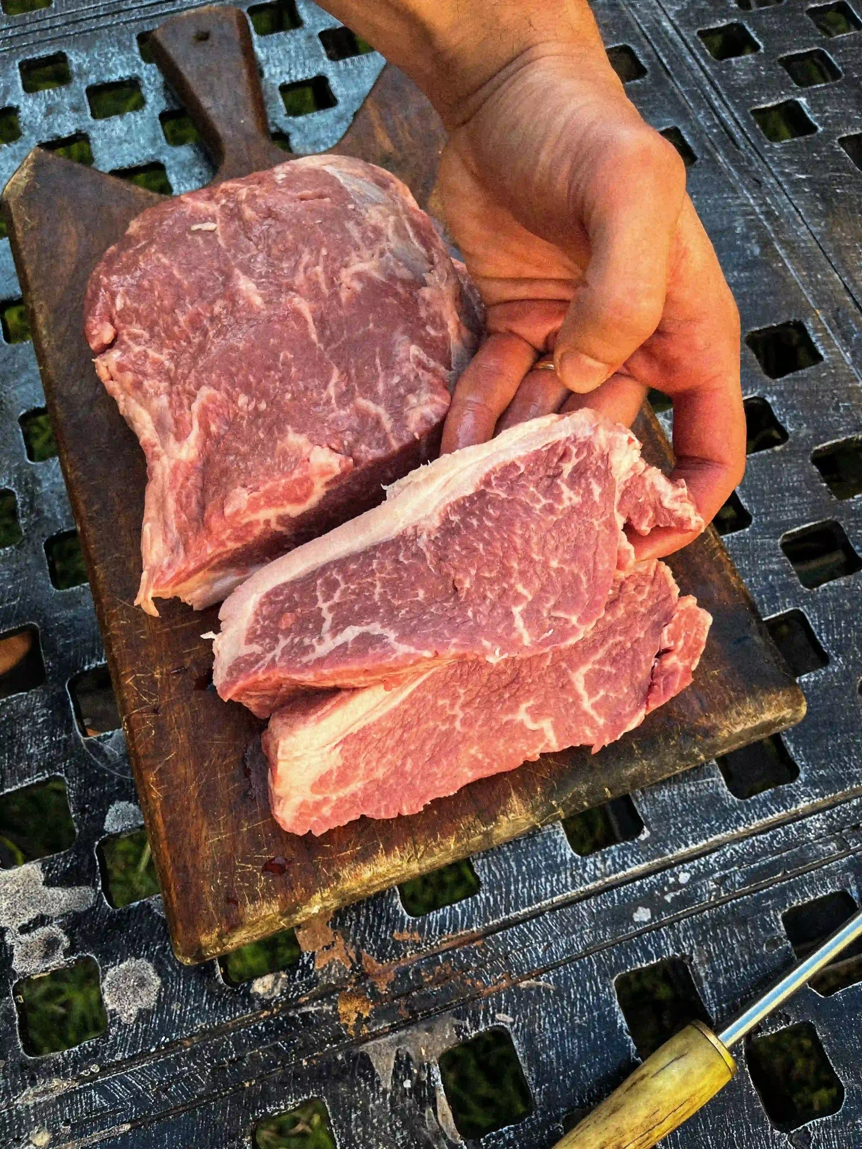 Cortes de carne de La Estancia sobre una tabla, mostrando su marmoleo
