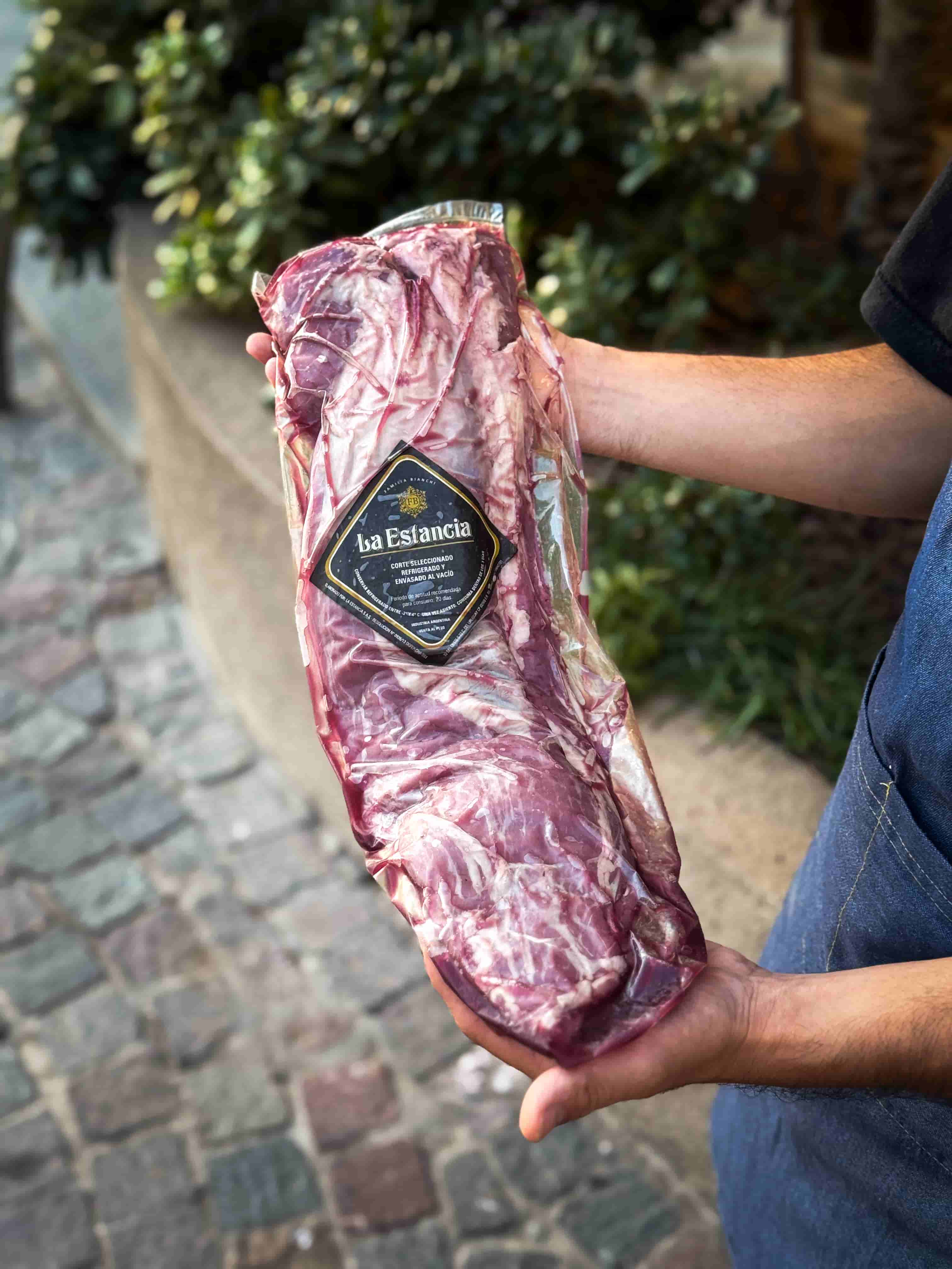 Corte de carne vacuna Angus con marmoleo visible sobre tabla de madera